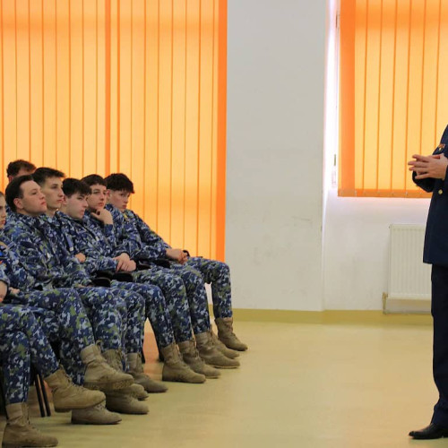 Elevii de la Colegiul Național Militar &quot;Mihai Viteazul&quot; primesc consiliere pentru carieră