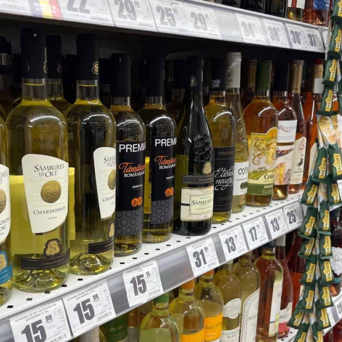 Bărbat prins furând băuturi alcoolice dintr-un magazin din Alba Iulia