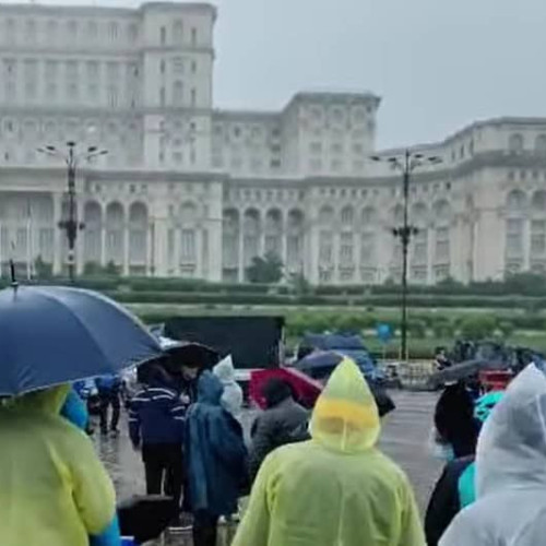 Protest slab umplut în fața Parlamentului