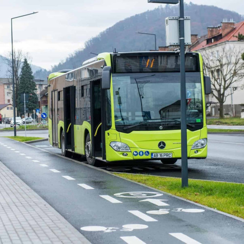 Muzica live în autobuz, de &quot;Vinerea Verde&quot;, la Cugir