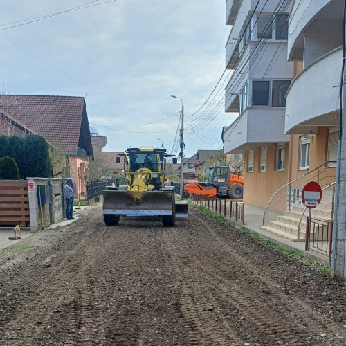 Trei străzi din Alba Iulia vor intra în reparații, începând de săptămâna viitoare. Echipa de Întreținere și Administrare a Domeniului Public și Privat din cadrul Primăriei Alba Iulia va începe lucrări pentru reabilitarea drumurilor în mai multe zone ale orașului, potrivit informațiilor citate de alba24.ro.