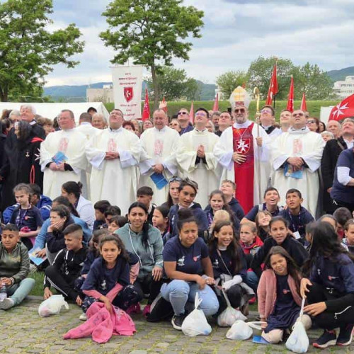 Arhiepiscopia Romano-Catolică de Alba Iulia a celebrat, pe 31 mai, anul jubiliar 2025, un eveniment marcat la fiecare 25 de ani în contextul manifestărilor organizate de Biserica Catolică la Roma și în întreaga lume. Potrivit alb24.ro, evenimentul a adunat credincioși din întreaga țară, dar și reprezentanți ai Serviciului de Ajutor Maltez din România și ai Ordinului Suveran de Malta. La Alba Iulia, arhiepiscopul IPS Gergely Kovacs a oficiat o Sfântă Liturghie solemnnă bilingvă (în română și maghiară) la Catedrala "Sfântul Mihail". Slujba s-a desfășurat în prezența preoților și a Cavalerilor Ordinului de Malta și a fost urmarea unei zile pline de activități pentru tineri și copii, precum și vizitarea Cetății Alba Carolina.