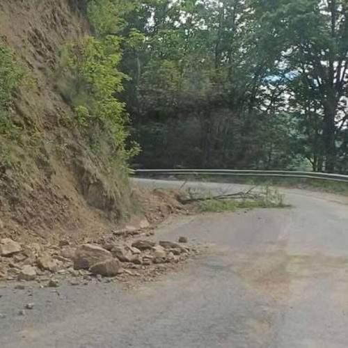 Porțiuni cu surpare de versant pe DJ 106E Sugag-Jina, alertând șoferii din Alba