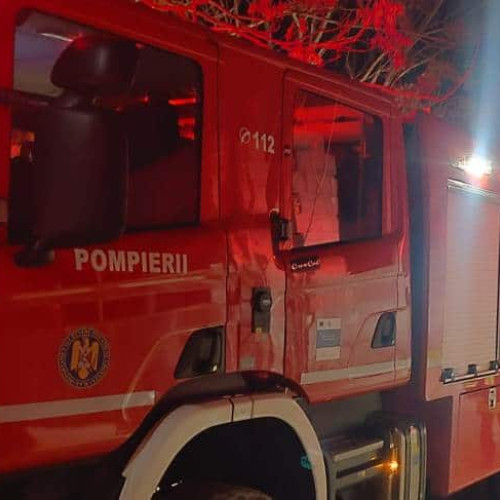 Incendiu la Salciua de Sus, pompierii intervin pentru stingere