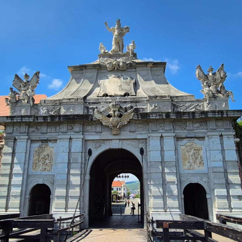 Portile cetății Alba Carolina vor fi restaurate în cadrul unui proiect finanțat de Institutul Național al Patrimoniului. Primăria Alba Iulia a început procedurile pentru achiziția serviciilor de asistență tehnică și dirigenție de șantier, necesare pentru consolidarea, conservarea și restaurarea componentelor artistice din piatră ale acestor monumente.