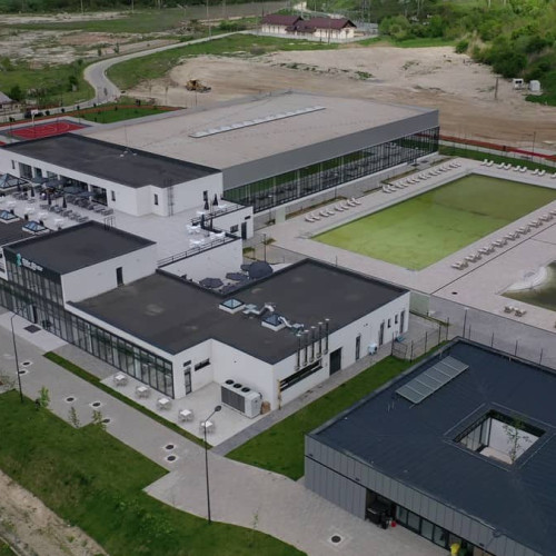 Extinderea bazei de tratament și agrement Ocna Mureș, planificată pentru a crește capacitatea și confortul, a fost anunțată de Agenția Națională pentru Mediu și Arii Protejate, care a depus recent cererea pentru acordul de mediu, potrivit alb24.ro. Proiectul prevede supraetajarea parțială a clădirii, inclusiv creșterea numărului de vestiare de la 204 la 914 de locuri, precum și realizarea unui coridor acoperit care va conecta piscina interioară cu restaurantul.