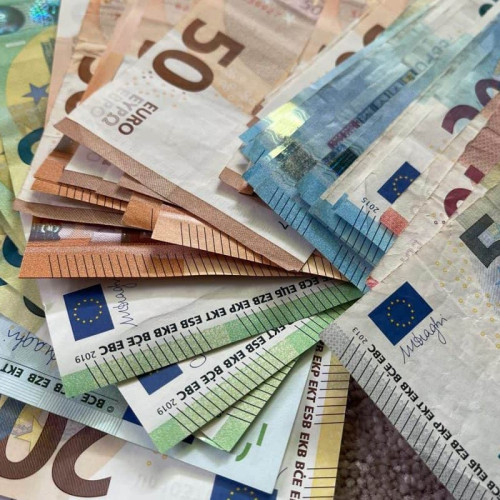 Ministerul Finanțelor lansează cea de-a cincea ediție FIDELIS din 2025, care se va desfășura între 6 și 16 iunie, conform informațiilor transmise de instituție. Potrivit unui comunicat citat de alba24.ro, în cadrul acestei ediții, investitorii pot beneficia de dobânzi de până la 8,35% pentru emisiunile în lei și de până la 6,50% pentru cele în euro. De asemenea, donatorii de sânge, care pot cumpăra titluri de stat cu scadență de 2 ani, vor avea parte de condiții speciale.