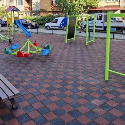 Primăria Alba Iulia a semnat un nou contract pentru întreținerea locurilor de joacă pentru copii din municipiu, anunță primarul Gabriel Pleșa. Potrivit acestuia, &quot;Astăzi am semnat contractul de mentenanță pentru locurile de joacă din municipiul Alba Iulia - un aspect important și mult așteptat, mai ales de părinți și de copii care merită spații sigure, curate și bine întreținute pentru joacă și recreere.&quot;