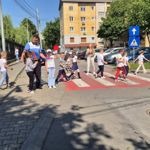 Copiii de la școala Ion Agarbiceanu învață reguli de siguranță pentru pietoni