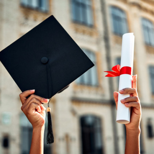 Peste 150 de vârstnici au absolvit universitatea pentru seniori din Galați, în cadrul celei de-a noua promoții, citate de digi24.ro. La ceremonia de sfârșit de an, participanții au manifestat o emoție similară celei din tinerețe, iar zâmbetele și entuziasmul au fost vizibile pe chipurile lor.