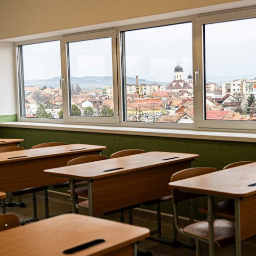Potrivit alb24.ro, până pe 13 iunie se desfășoară completarea și validarea dosarelor de înscriere pentru examenul de definitivare în învățământ 2025. În aceeași sursă se menționează că inspecțiile la clasă au avut loc până în data de 30 mai, iar proba scrisă va avea loc pe 8 iulie.