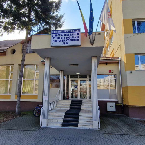 Persoanele cu handicap din județul Alba care dețin un certificat de încadrare emis pentru anumite afecțiuni incompatibile cu conducerea autovehiculelor și, în același timp, un permis de conducere valabil, vor fi reevaluate de comisiile specializate, potrivit informațiilor transmise de Direcția Generală de Asistență Socială și Protecția Copilului (DGASPC) Alba. Conform sursei alba24.ro, această procedură se desfășoară în conformitate cu Ordinul nr. 312/2025 al Autorității Naționale pentru Persoanele Adulte cu Dizabilități, care reglementează reevaluarea persoanelor cu handicap.