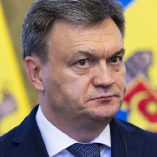 Rusia intenționează să instaleze la Chișinău un guvern favorabil și să trimită 10.000 de soldați în regiunea transnistreană, la frontiera cu Ucraina, a declarat miercuri premierul moldovean Dorin Recean pentru Financial Times, potrivit digi24.ro. Potrivit oficialului, Moscova are în prezent un număr redus de militari în Transnistria, însă speră ca după alegerile parlamentare din septembrie din Republica Moldova să poată schimba situația în favoarea sa, astfel încât să-și extindă prezența militară în regiune. Recean notează că Rusia încearcă să se amestece în procesul electoral, pentru a obține un guvern mai favorabil, care să-i permită consolidarea controlului în Transnistria.