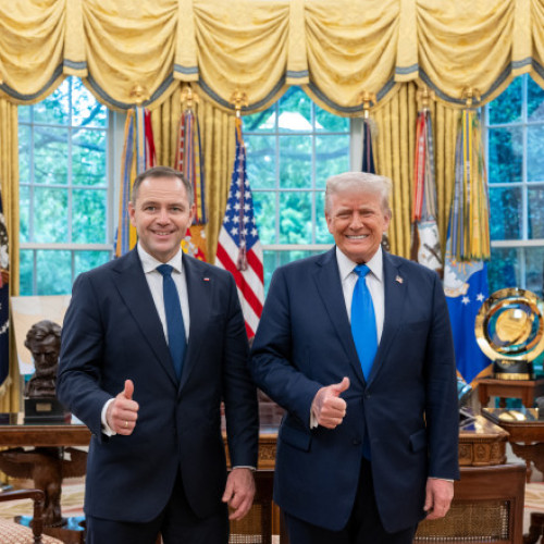Victoria la limită a lui Karol Nawrocki în alegerile prezidențiale din Polonia atrage atenția și asupra influenței statelor externe în politica europeană, potrivit digi24.ro. Rezultatul acestor alegeri a fost extrem de polarizant și a stârnit reacții din întreaga Europă, reflectând tensiuni și schimbări profunde în sistemul politic al țării.