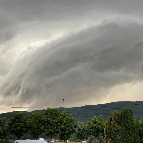 Alba24.ro notează că Administrația Națională de Meteorologie a emis o avertizare Cod Galben de caniculă pentru județul Alba și alte zone din țară, valabilă joi și vineri. Potrivit ANM, temperaturile ridicate vor fi resimțite pe parcursul weekend-ului.