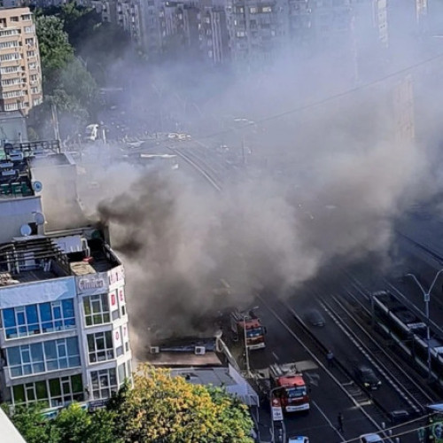 Video&Foto Incendiu la un magazin de lângă Pasajul Lujerului, în Capitală: există risc de extindere la terasa hotelului Sir