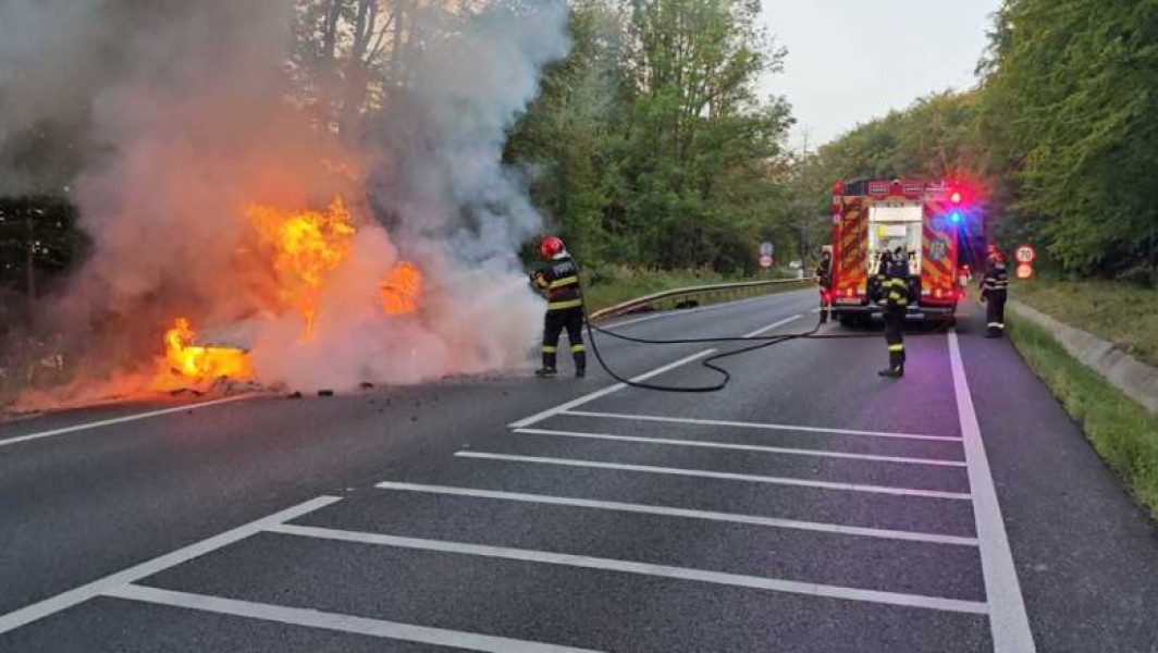 Autoturism în flăcări pe DN 17, în Suceava; două persoane au reușit să iasă