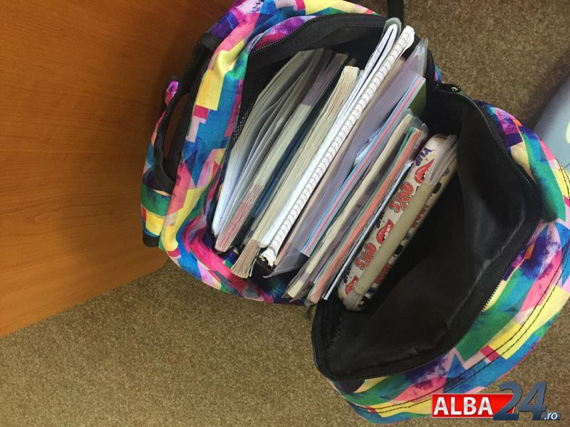 Femeile ortodoxe din Alba Iulia distribuie ghiozdane elevilor din județ