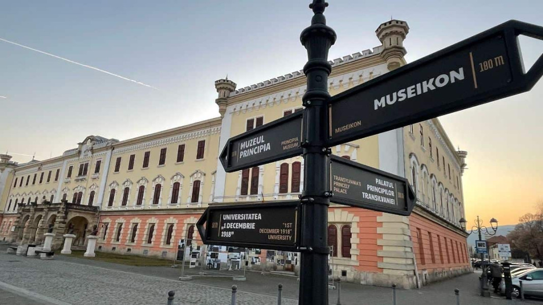 Expoziție colectivă de artă la Alba Iulia adună artiști din comunități etnice